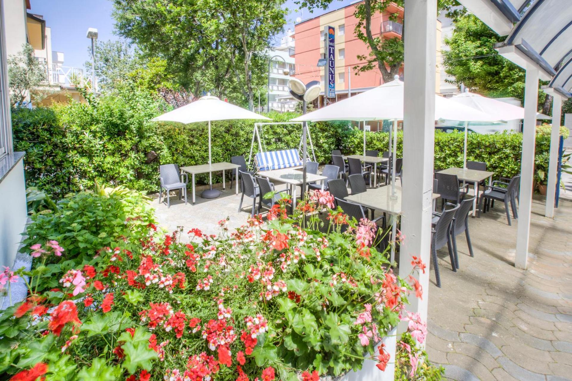 Hotel Taunus - Vista Mare Riccione Esterno foto